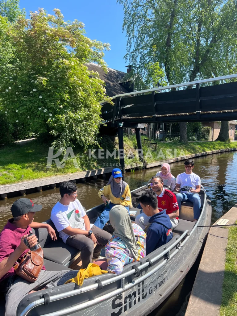 Self Drive Boat Ride in Giethoorn